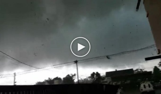 Американец снял торнадо, оказавшись в его эпицентре