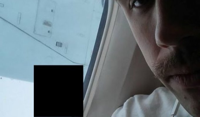 Неординарный случай во время полета на самолете (3 фото)