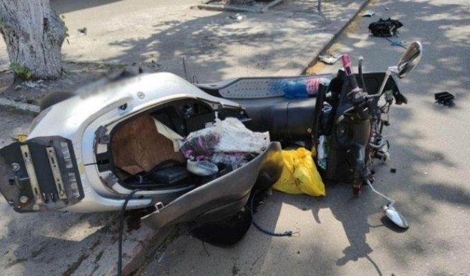 Водитель скутера выжил после серьезного столкновения с автомобилем (3 фото + 1 видео)