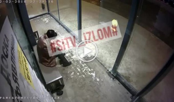 В Сургуте разбили остановку из антивандального стекла