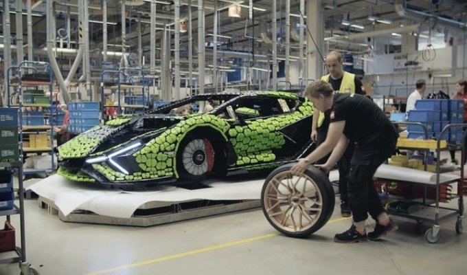Lamborghini Sian в натуральную величину, полностью сделанный из кубиков Lego (17 фото + 1 видео)