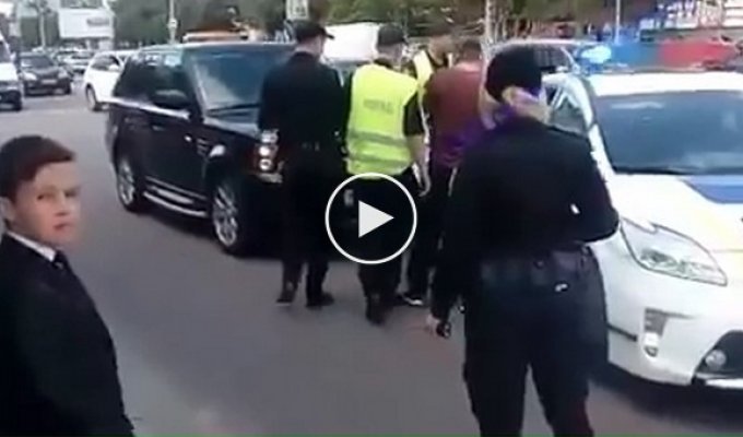 В Сумах патрульная полиция уложила на асфальт водителя Range Rover с российскими номерами