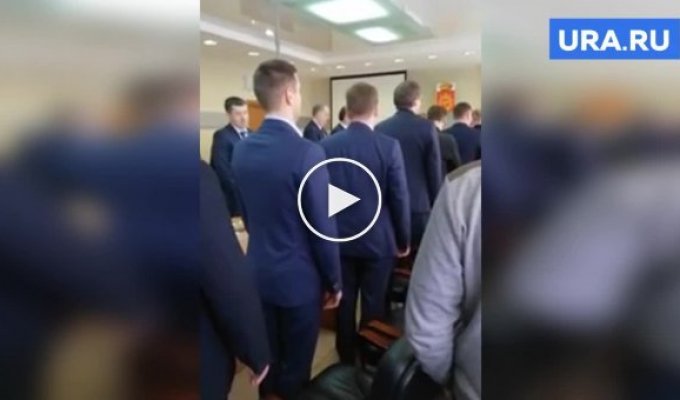Депутаты Нижнего Тагила спели гимн перед заседанием