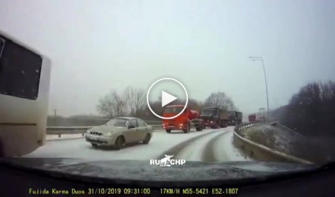 В Татарстане любитель шансона врезался в патрульную машину