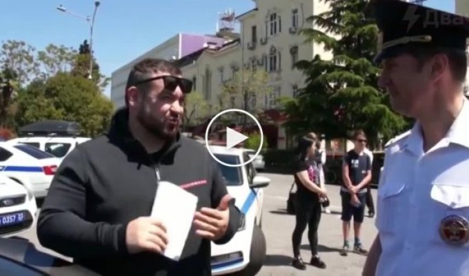 Блогера Давидыча поймали за превышение скорости в Сочи, а тот не упустил возможности прочитать лекцию молодежи