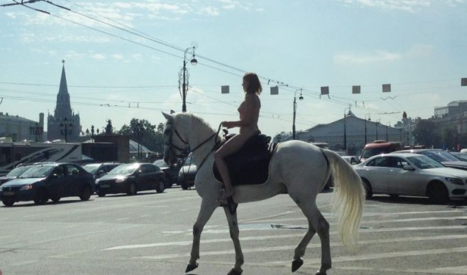 По центру Москвы проехала обнаженная девушка на белой лошади (4 фото)