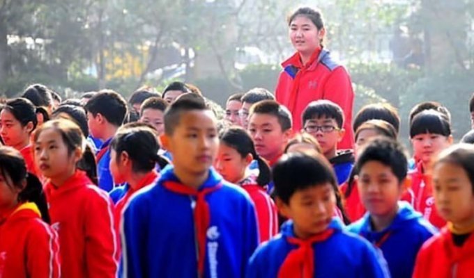 Эта китаянка в свои 11 лет имеет рост 208 сантиметров (6 фото)