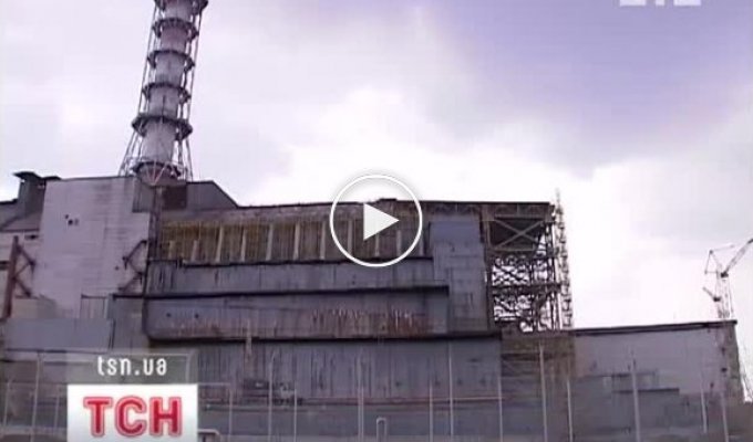 На Чернобыльской АЭС упала южная стена укрытия (2 фото + 2 видео)
