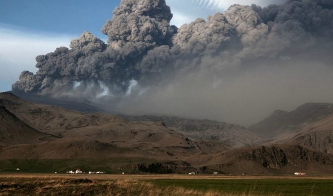 Ученые бьют тревогу: просыпается гигантский вулкан Катла в Исландии (5 фото)