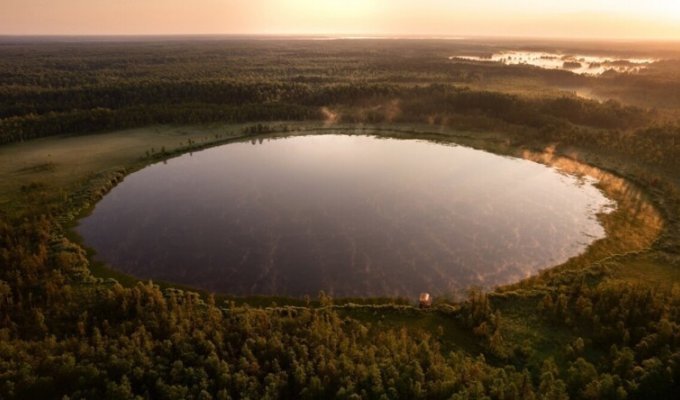 На месте падения гигантского метеорита под Тверью образовалось идеально круглое озеро (3 фото)