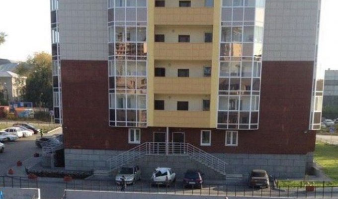 В Новосибирске подросток выжил после падения с 23 этажа (4 фото)