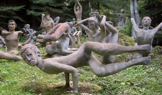 Таинственный лес потусторонних необычных скульптур (20 фото)