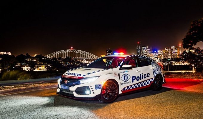 Копы с обратной стороны Земли: на чём ездит полиция Австралии (11 фото)
