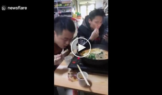 Китаец подшутил над залипающем в телефоне другом