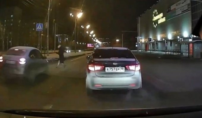 Неудачная попытка перебежать дорогу на красный свет (2 фото + 1 видео)
