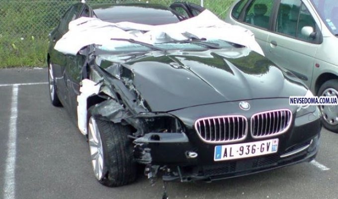Одно из первых 2010 BMW 5-Series разбито в дребезги (2 фото)