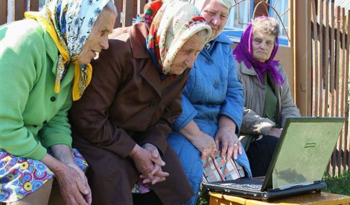 Индивидуальная скамейка ростовских бабушек (2 фото)