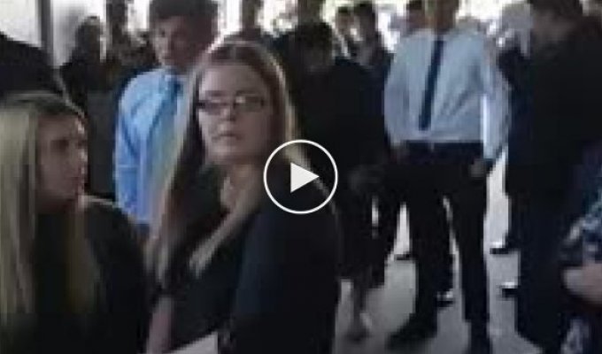 Новозеландские школьники исполнили боевой танец хака на похоронах друга