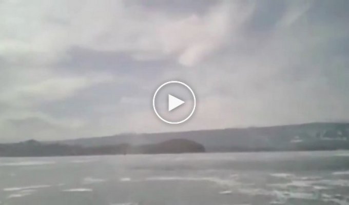 Машина уходит под лед на Байкале