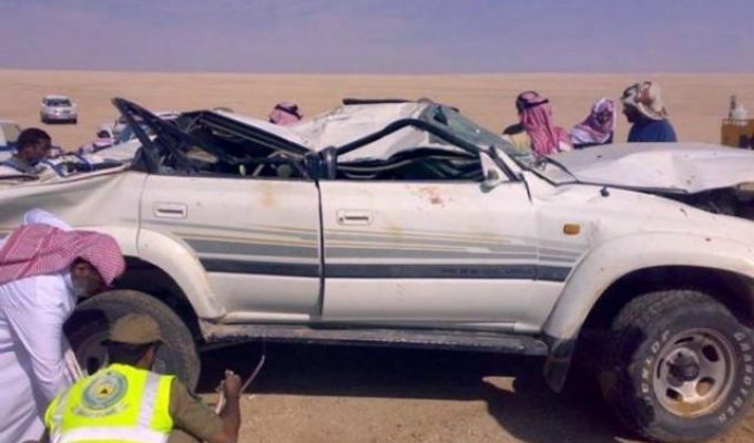 В Саудовской Аравии автомобиль упал в колодец (11 фото)
