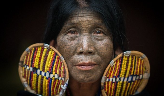 Девушкам народа чин делают уродующие тату на лице, чтобы их не похитили (16 фото)