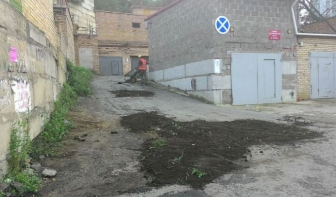 Во Владивостоке дорожники засыпали ямы землей из ближайших газонов (2 фото + видео)