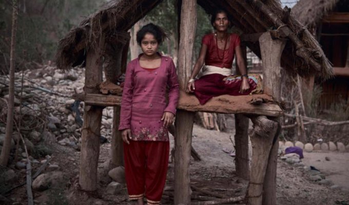 Виновна по признаку пола: куда отправляют девушек на время менструации в Непале (14 фото)