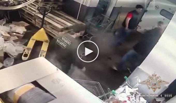 Сотрудники супермаркета избили клиента