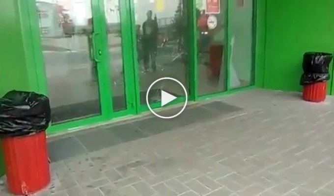 Пожилой житель Старого Оскола тележкой разбил стекло супермаркета