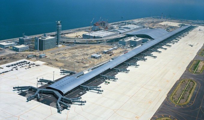 Самый длинный аэропорт в мире на искусственном острове (6 фото)