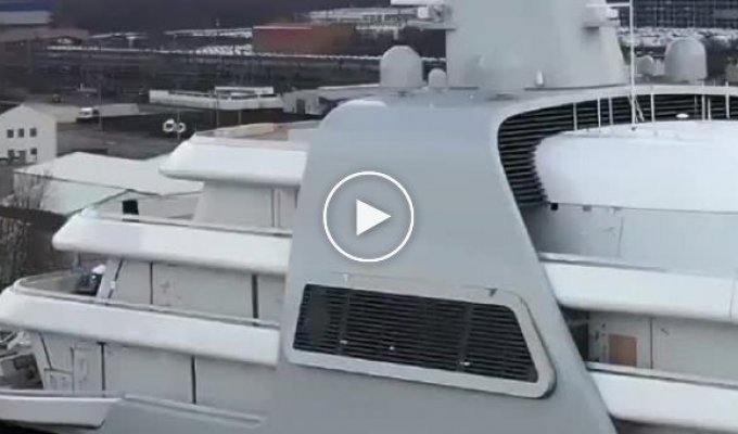 Роман Абрамович купил новую яхту - она стоит от 250 до 540 миллионов долларов