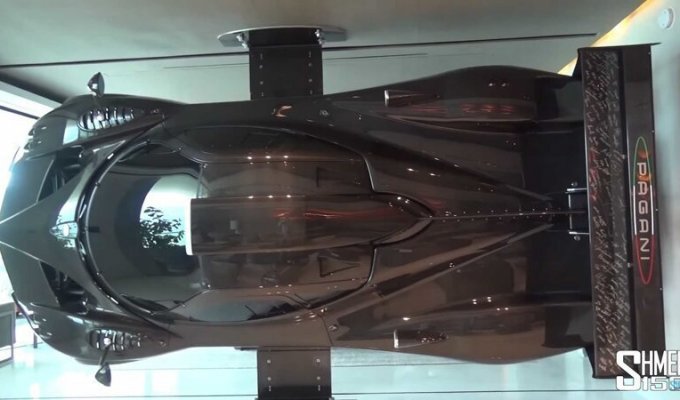 Коллекционер суперкаров подвесил в своей гостиной Pagani Zonda (11 фото + 1 видео)