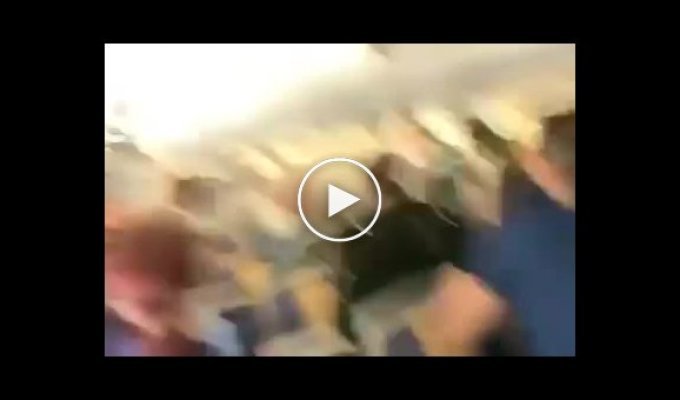 В самолете избили чихающих пассажиров. Потасовка из за коронавируса