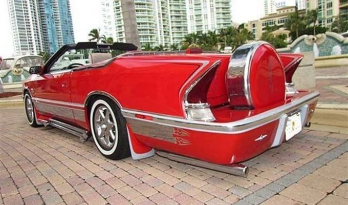 Ярко-красный и ужасный Chrysler LeBaron Convertible (37 фото)