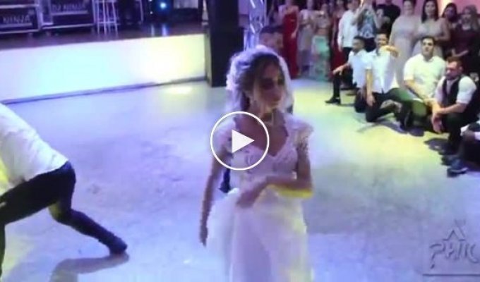 Невеста танцует без юбки перед гостями
