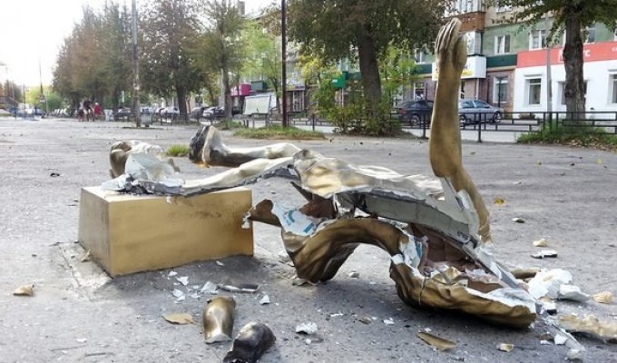 На Урале памятник бросающим детей отцам уничтожили через сутки (4 фото)