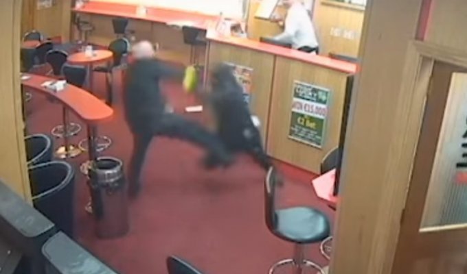 Ирландский 83-летний дедушка за считанные секунды разобрался с грабителями (6 фото + 1 видео)