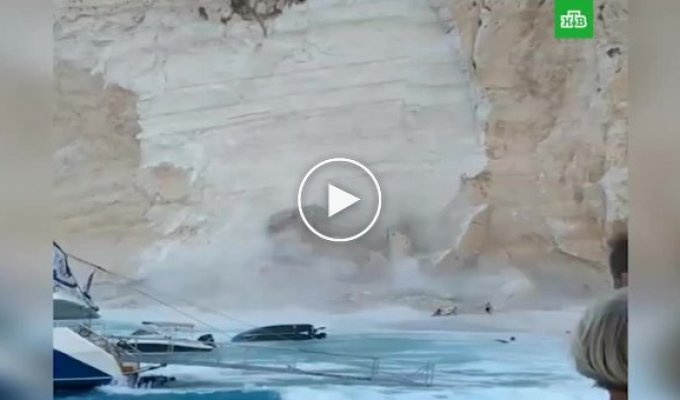 На пляже в Греции на отдыхающих обрушилась скала