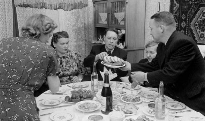 В гостях у советской семьи (17 фото)