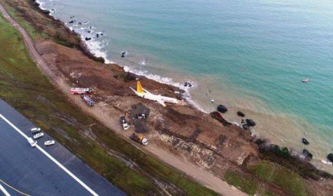 В Турции пассажирский самолет едва не съехал в Черное море со склона (3 фото + видео)