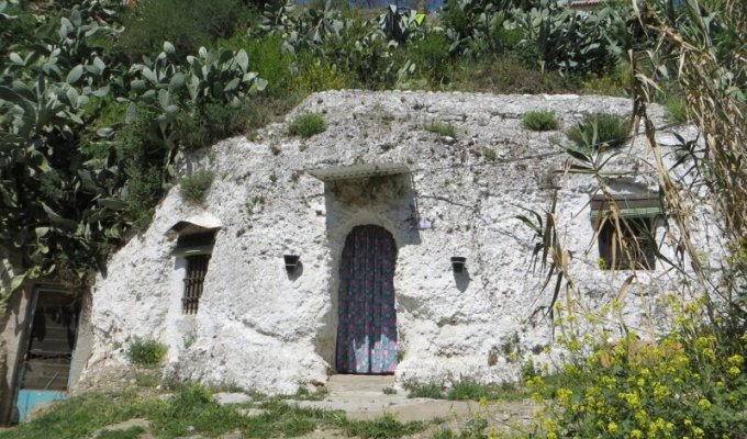 Пещерный город Сакромонте (33 фото)