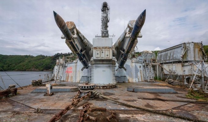 Прогулка по заброшенному ракетному крейсеру (13 фото)