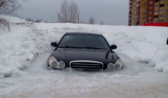 В Уфе автомобиль вмерз в лед (3 фото)
