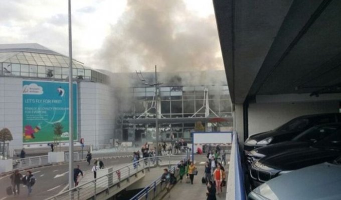 В аэропорту Брюсселя прогремело два мощных взрыва