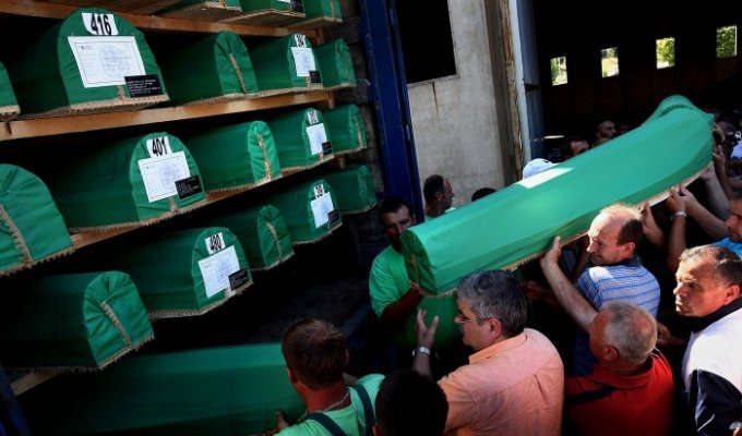 Тысячи паломников почтили память жертв резни в Сребренице (18 фото)
