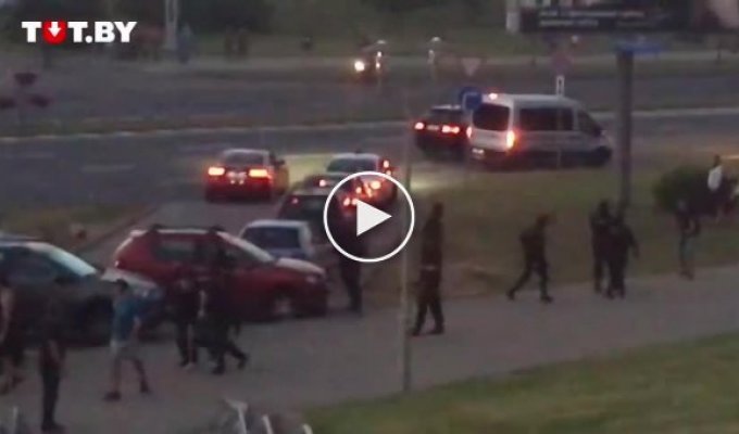 В Минске протестующие избивают бойцов ОМОНа