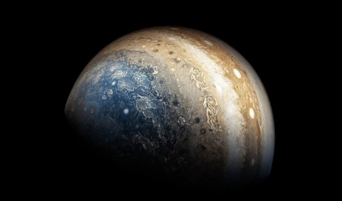 Загадки Юпитера: что прячет планета под своими вихрями? (7 фото)