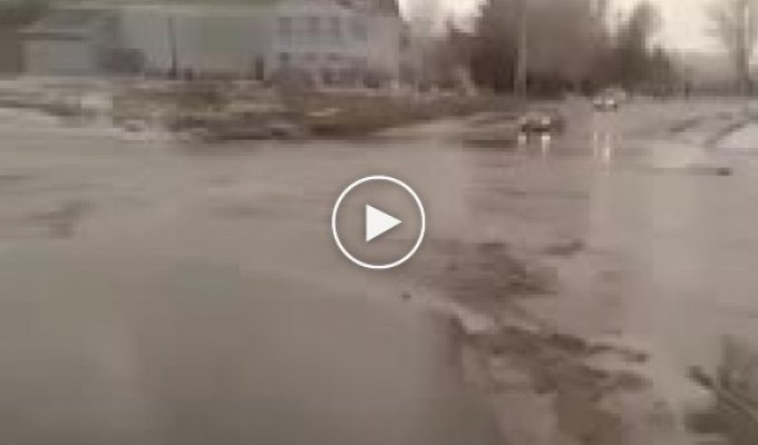 Отчаянный водитель бурный поток воды смыл автомобиль с дороги в Казахтане (мат)