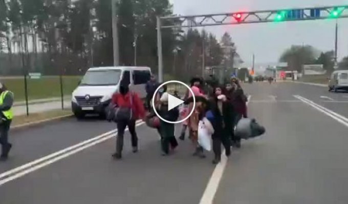 Беженцы уходят с границы с Польшей