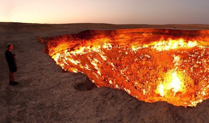 Газовый кратер Дарваза или «Врата ада» пустыни Каракумы (10 фото)